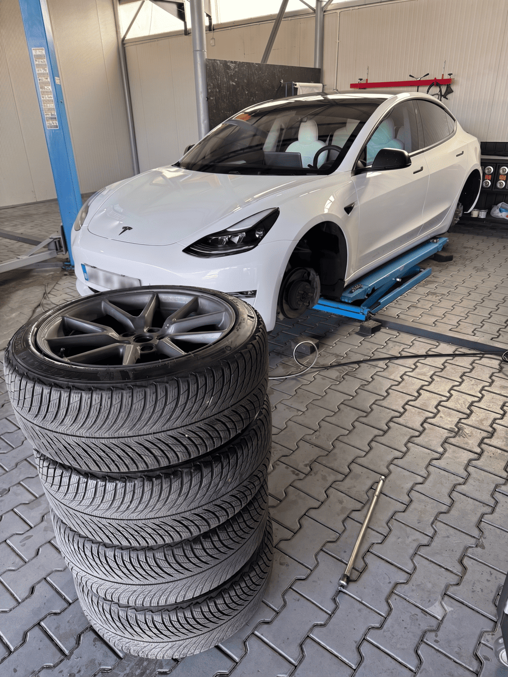 Mentenanță Tesla Model 3 la Adam's Service Alba Iulia